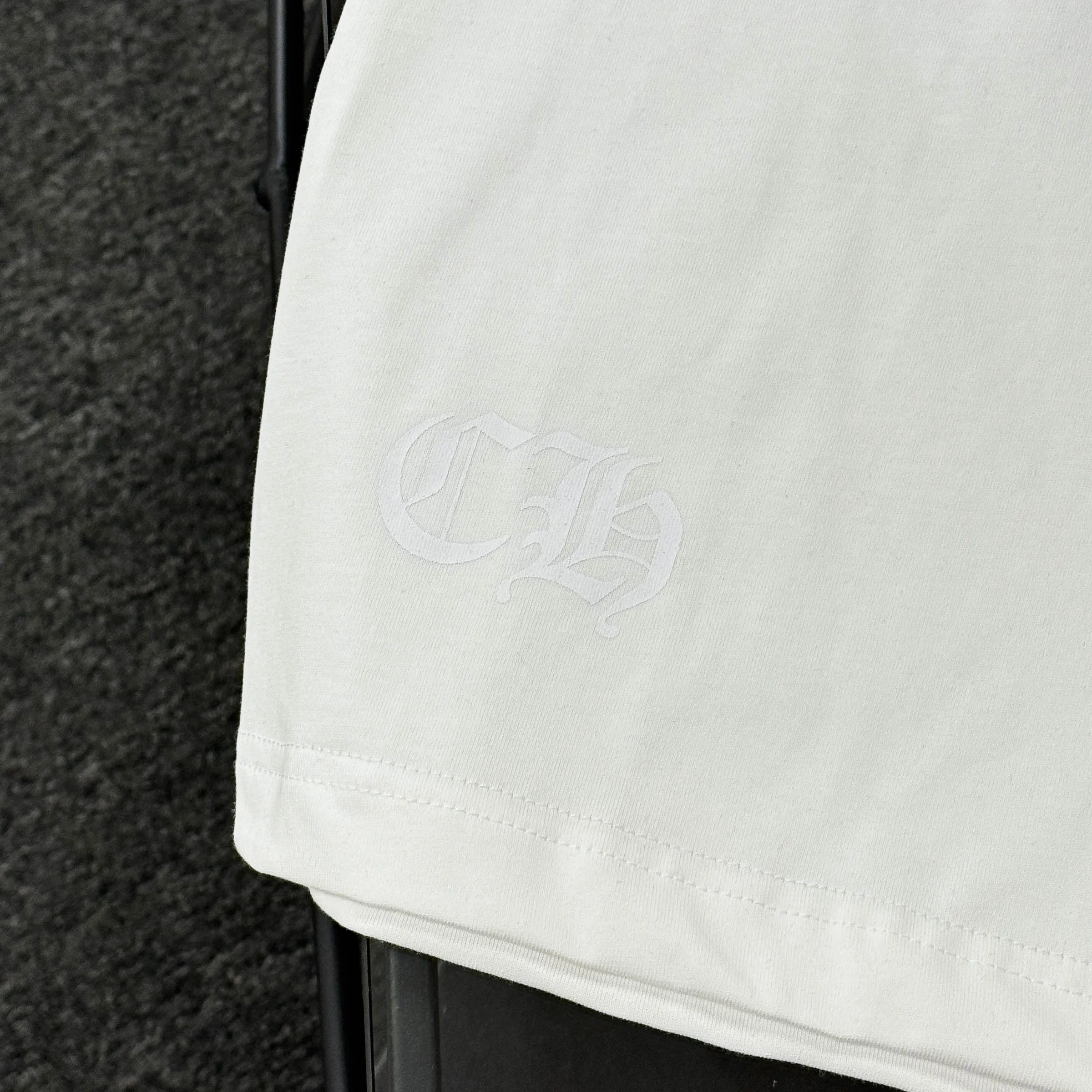 P170 Chrome Hearts 25 high-end versions. The fabric is made of 300 grams of high-density pure cotton. It does not deform or shrink. It has three labels. It is the same style for men and women. Technology: suede foaming + digital printing. Color: white, black. SIZE: S-XL.
